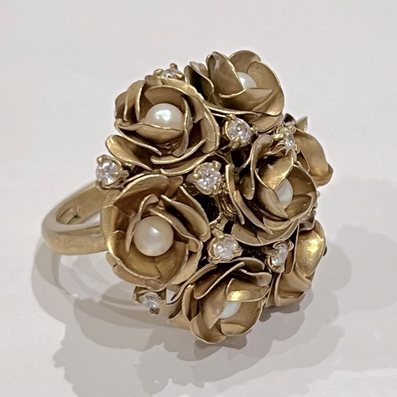 Juicy Couture Jewelry - NWOT Juicy Couture Gold-Tone Pearl & Pave Crystal Accented Bouquet Ring